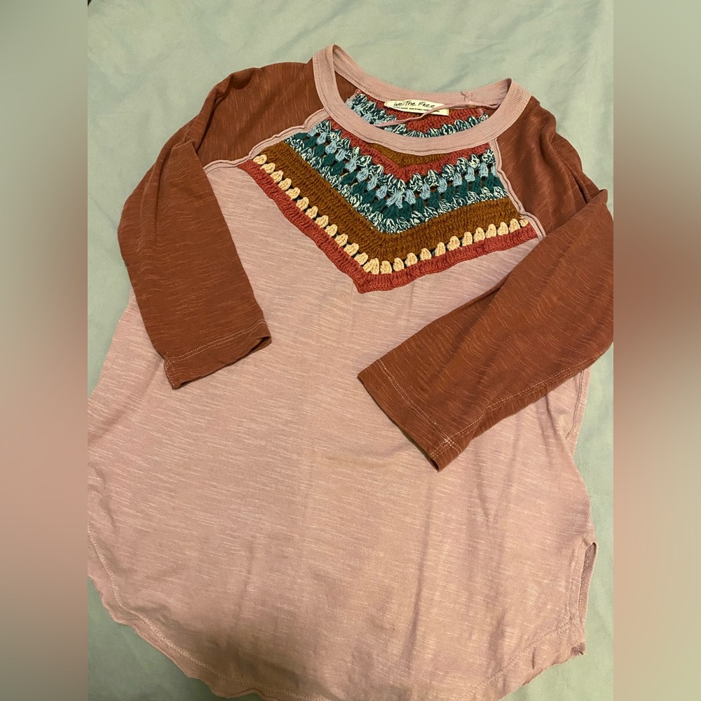 Feminine, casual crochet/knit baseball tee.